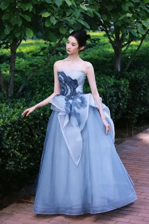 张艺凡蓝色抹胸长裙造型肩颈线条后背线条优雅迷人
