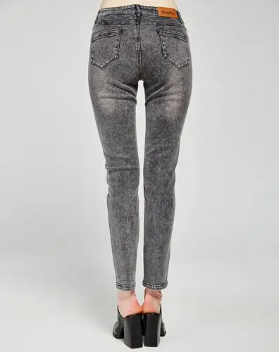 深灰色水洗显瘦百搭牛仔裤