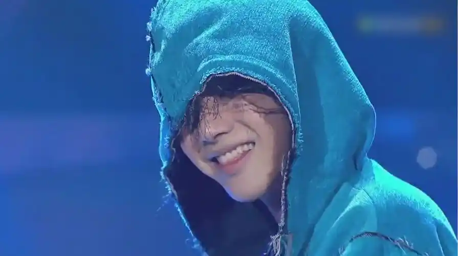 华晨宇改编神曲《我的滑板鞋》,开口就是王炸,邪魅一笑帅哭了