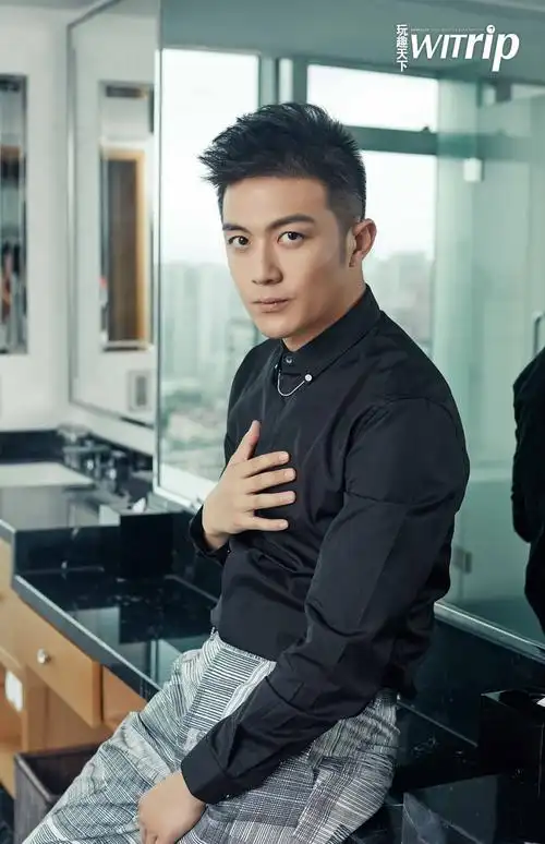 简介:李泽锋成熟魅力写真图片,分享一组李泽锋图片给大家,图中的明星