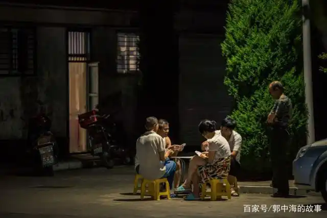 傍晚一般都会在自家门口乘乘凉,聊聊天.