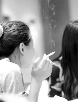 女人手夹香烟的图片女人手拿香烟唯美图片