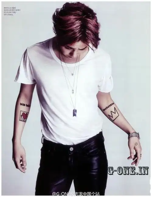 求权志龙白色短袖中分头的那张图片