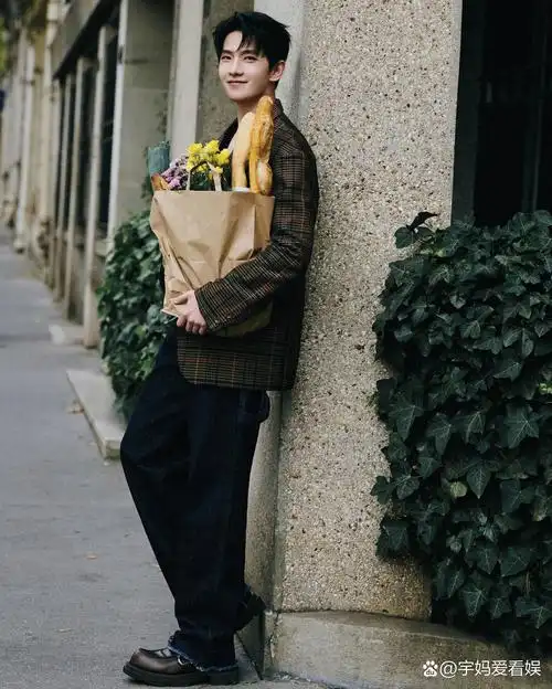 杨洋街拍尽显法式浪漫,身着低调复古格子西装,手捧鲜花与法棍,悠然品