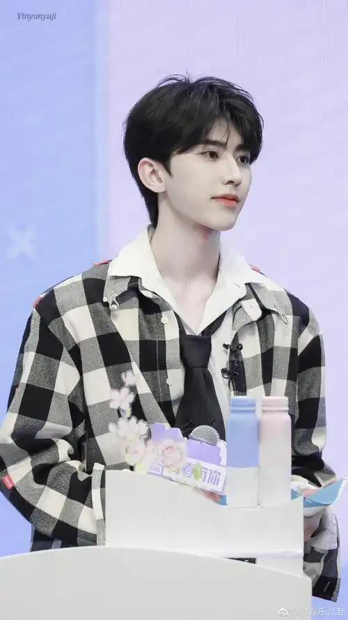 2 蔡徐坤《青春有你2》第15期造型:蔡pd今天以一身黑白格外套亮相第三