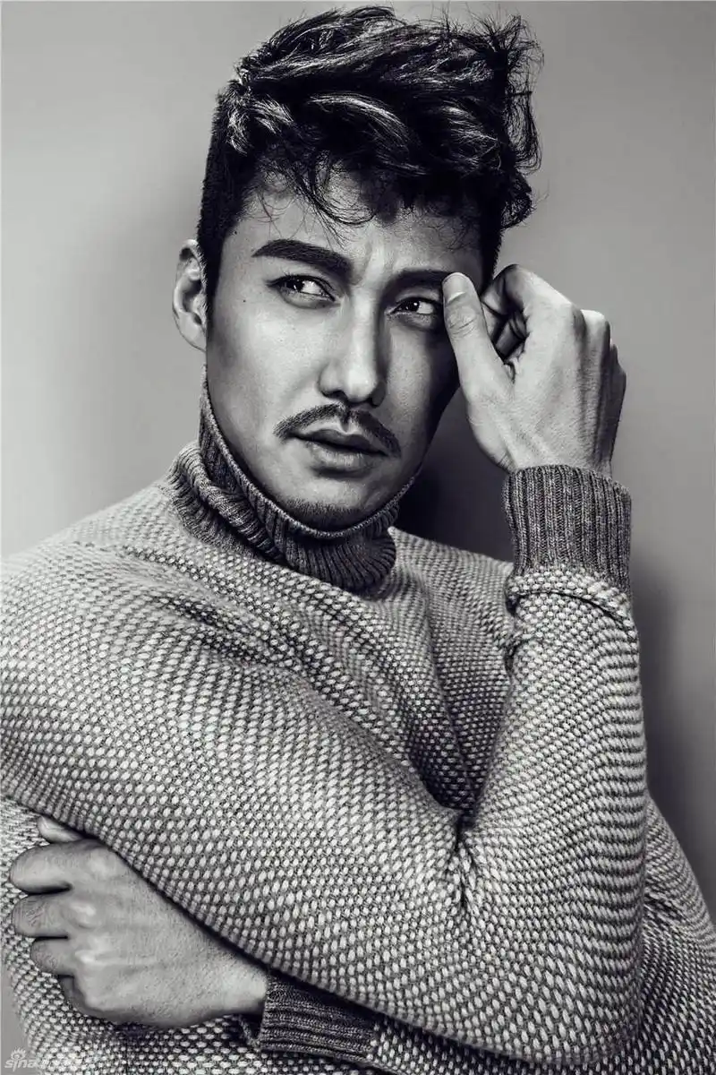 组图:胡兵曝素描感写真 优美轮廓形似复古雕像_高清图集_新浪网