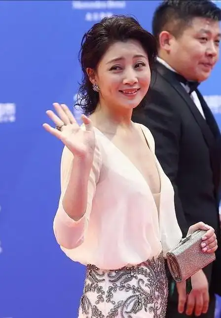 殷桃:离异14年后至今单着没嫁,凭本事再火,撑起父母晚年