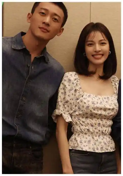 钟楚曦与男友侯雯元外出庆祝31岁生日,感情亲密和睦.