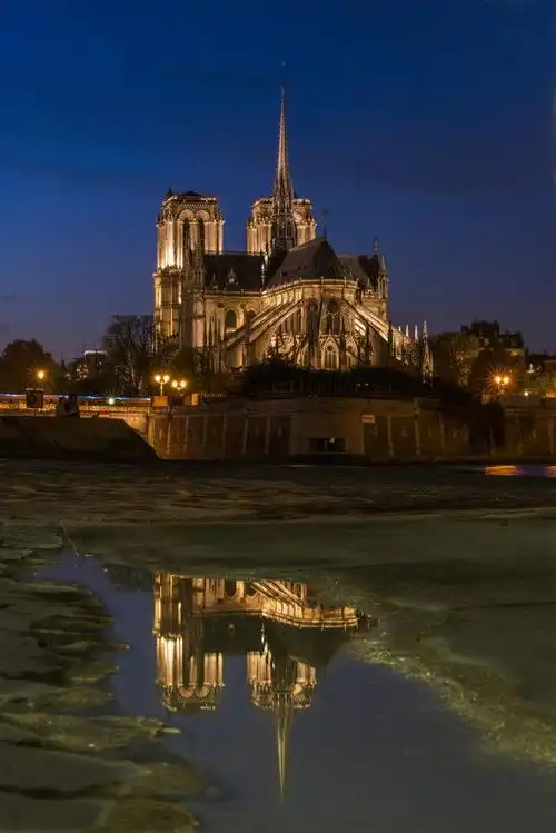 小雨后的巴黎圣母院.可惜地上的积水不够多.