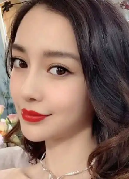 angelababy晒自拍,这迷人的双下巴,美哭了