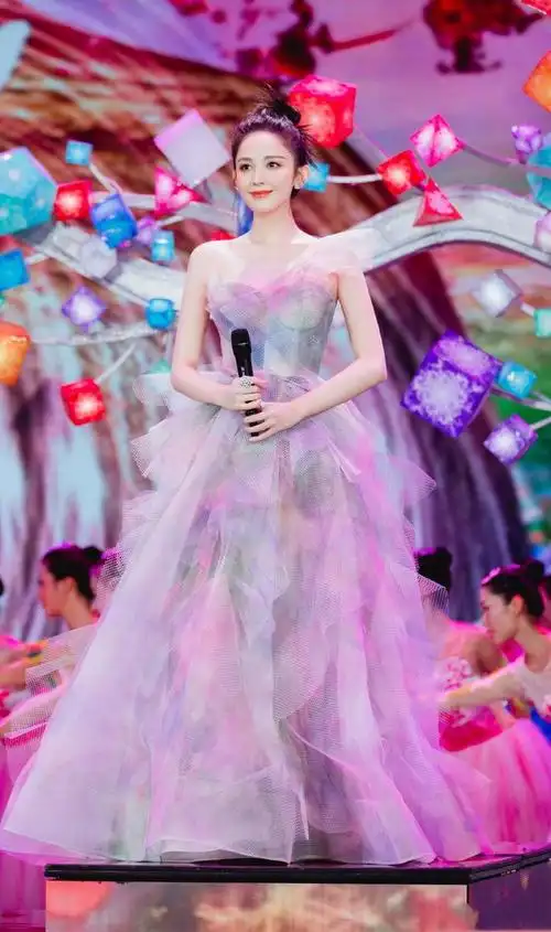 古力娜扎不愧是异域风情的大美女,穿抹胸吊带太显嫩,造型感绝了