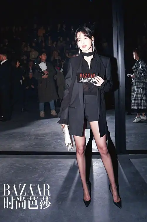 辛芷蕾黑丝美腿高跟鞋大赏,女人味是越来越足了