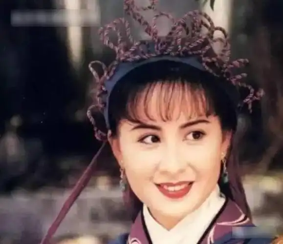 江欣燕在和张卫健恋爱期间,苦等八年也终究没有等到他走红的一天,最后