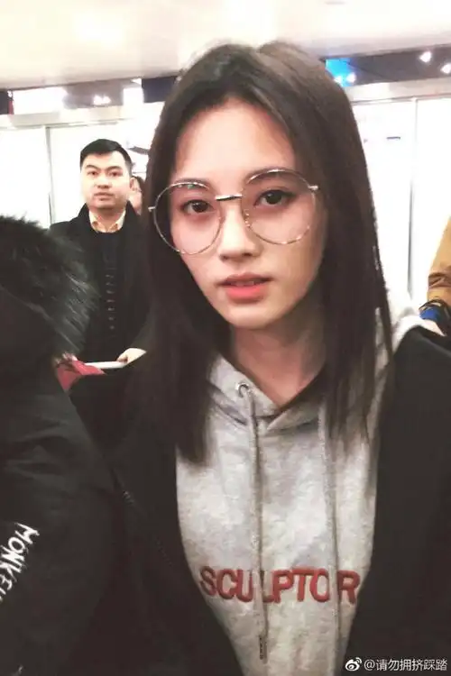 鞠婧祎现代戴眼镜机场图
