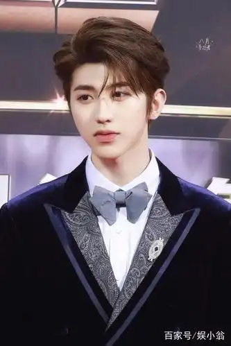 蔡徐坤一改往日娘炮造型,看完他新的发型后,网友:终于正常了!