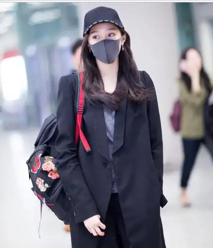 关晓彤一身黑色着装现身虹桥机场