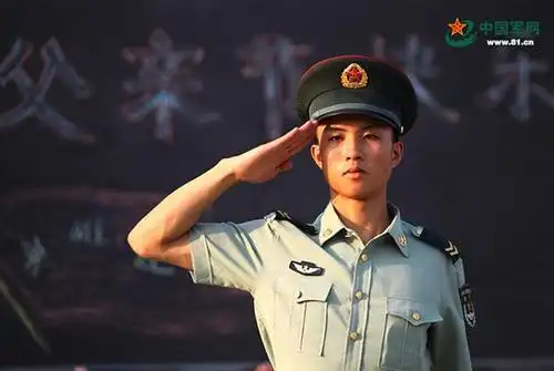 的晚上,一个分流到80集团军某旅机动通信营二连的年轻士兵坐在我对面