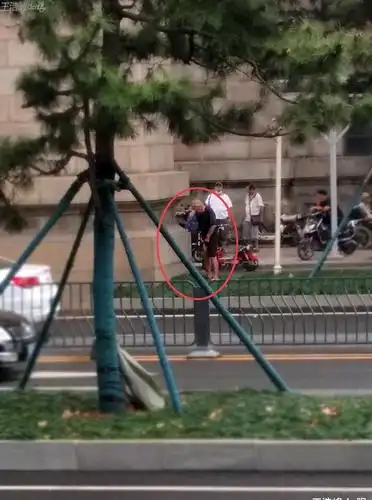 一些人在武汉长江大桥景区随地撒尿成习惯