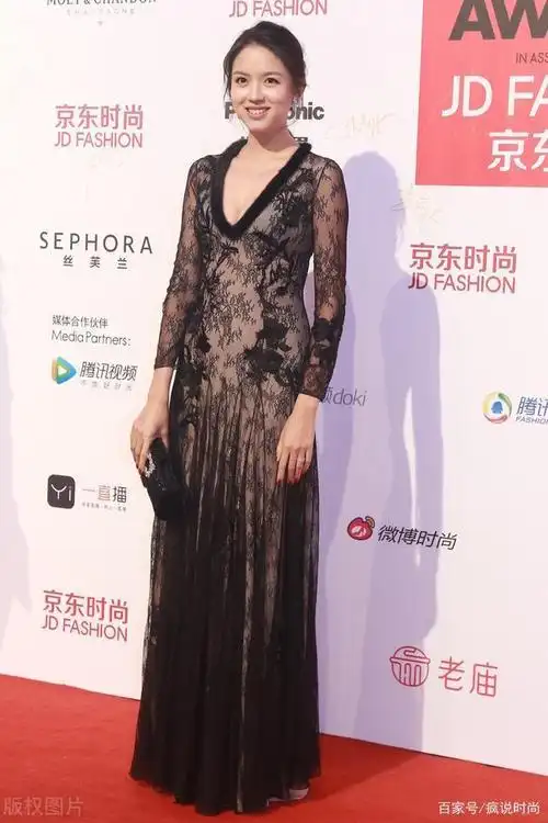 张梓琳够霸气,穿蕾丝透视裙妩媚妖娆,展现无尽风采和魅力