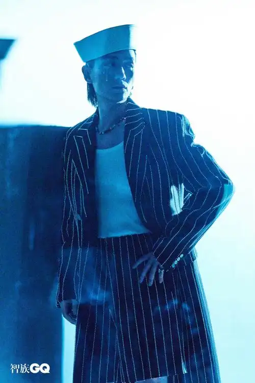 朱一龙超话@朱一龙登杂志三月刊封面写真曝光.全新风格来袭!