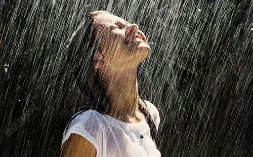 淋雨后一定要洗头吗淋雨后不洗头会怎样多图