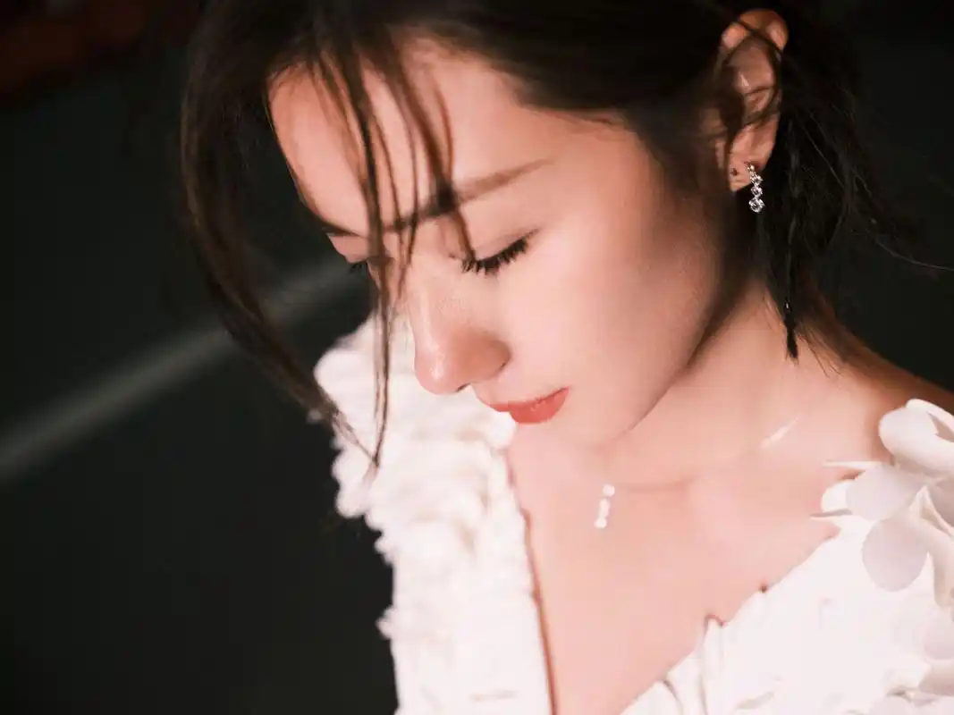 万茜v领白色连衣裙时尚写真