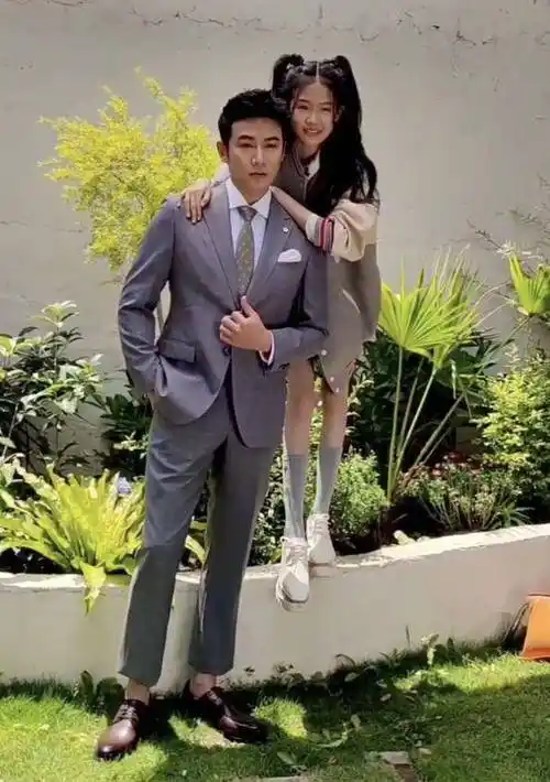 陆毅健壮帅气有型,贝儿的"竹竿腿"吸睛合成_身高_西装革履_夫妻俩