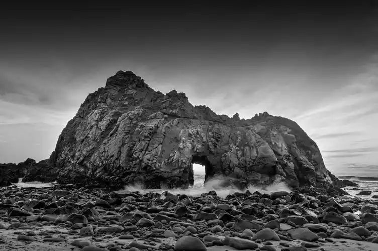 海边海岸礁石黑白摄影图片