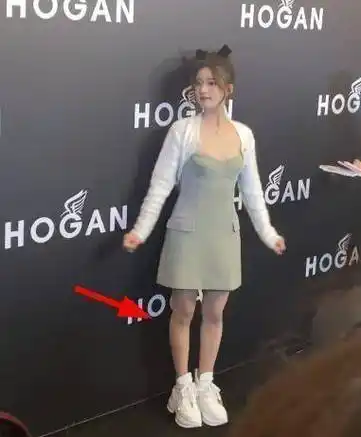 赵露思为品牌站台,糊图挡不住"原生五官",路人镜头下暴露真实身高