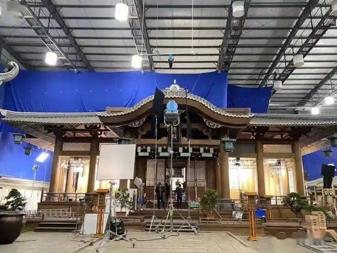 结伴趣旅行招募春暖花开跟着著名电视制片人到横店剧组探班拍大片