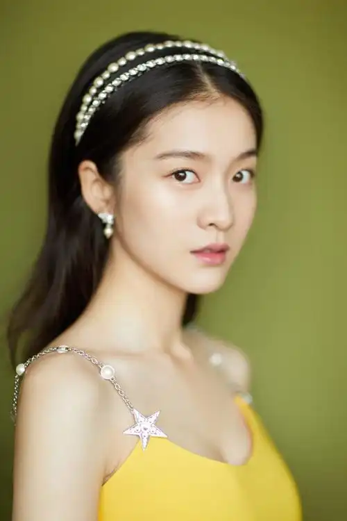 女演员张雪迎性感靓丽写真 俏皮而自信