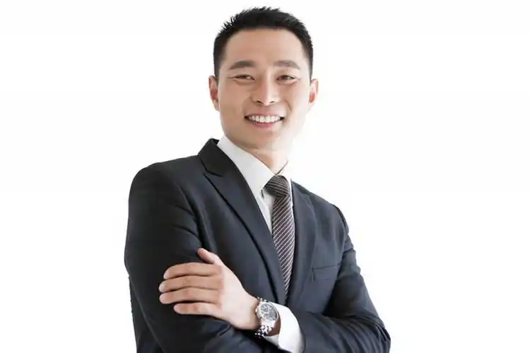 东方人,成年人,中年人,一个人,商务人士,商务男性,双手交叉,横图,特写