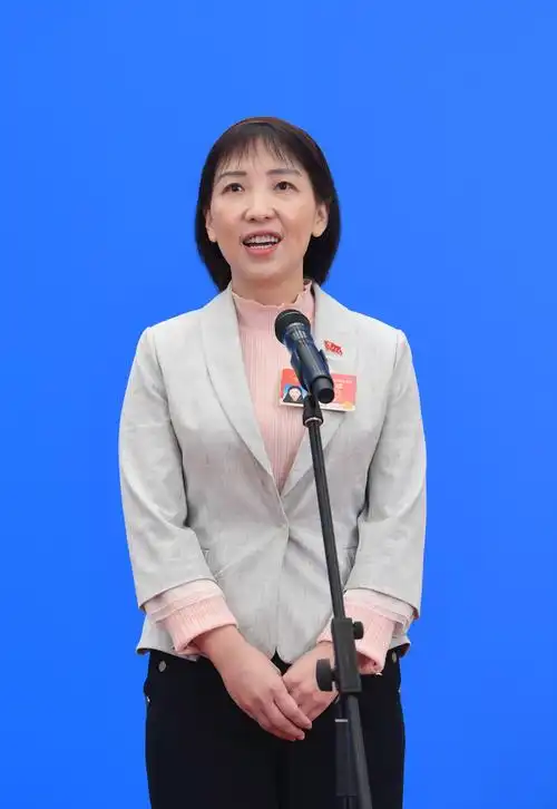 首场代表通道上她们讲述的故事感人至深