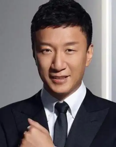 53岁孙红雷清明节不拜山显潇洒,墨镜不离脸又帅又酷_人物资讯_资讯