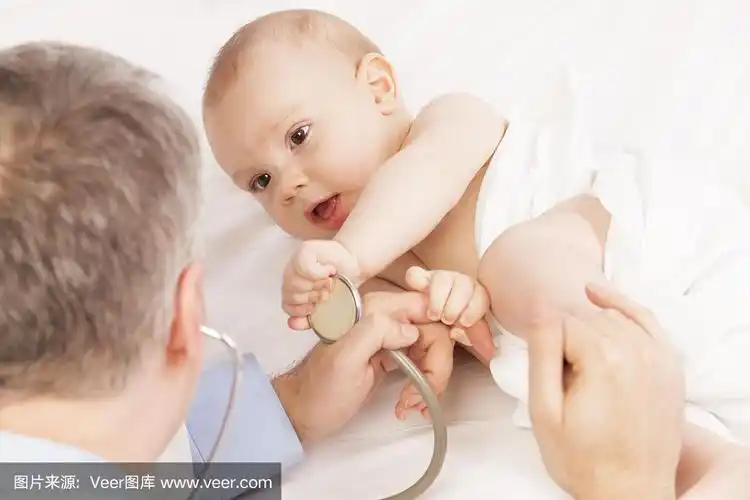 儿科医生检查小男孩