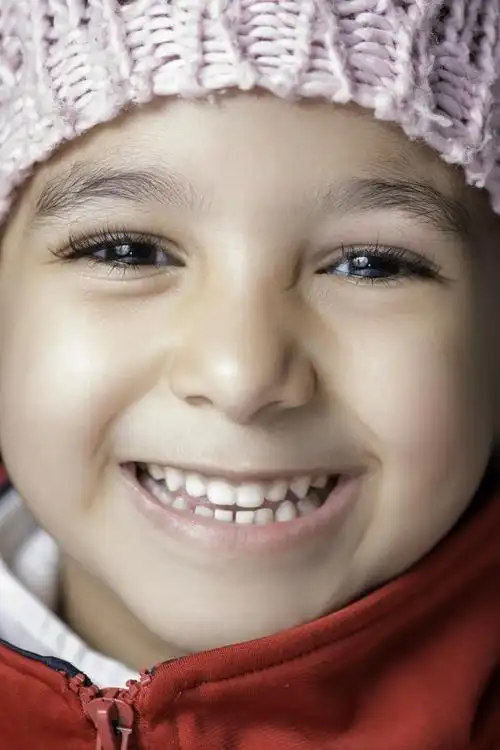 小女孩用灿烂的笑容