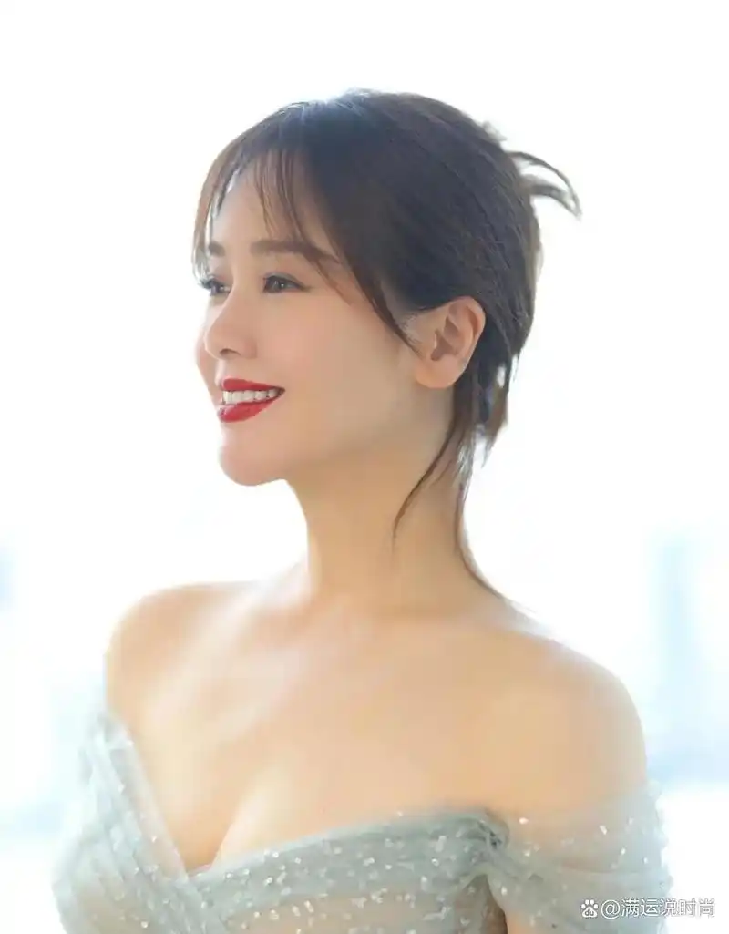 左小青泳装下水惊艳众人,网友:真心动了!太美了