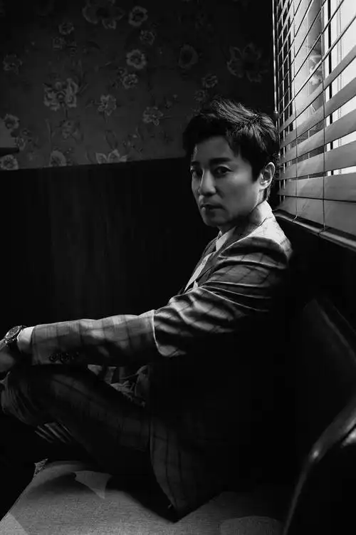 何中华曝光最新写真曝光黑白默系大片尽显戏骨风范