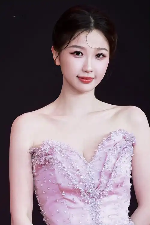 百家快评# 虞书欣粉粉嫩嫩的人鱼小公主本尊无疑了,皮肤白皙透亮,肉