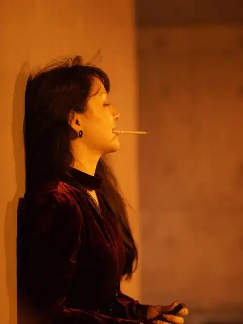 烟酒是个好东西排解忧愁