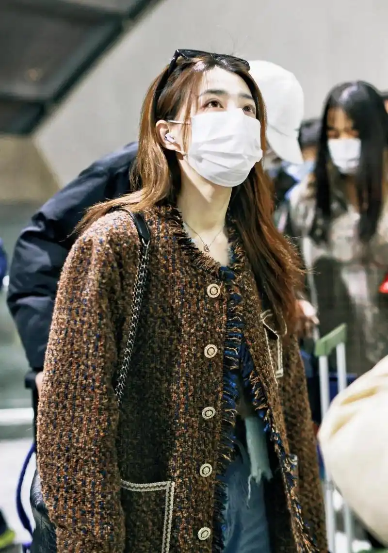 徐璐机场街拍,小香风外套隐隐露出小蛮腰