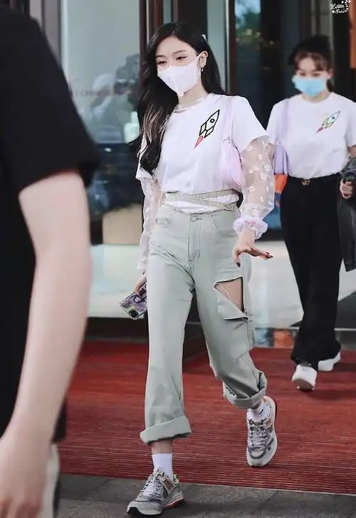 吴宣仪平常的私服给我们的感觉是相当个性的,火箭少女101这个组合当中