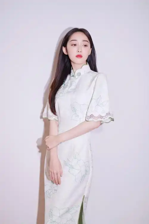 旗袍穿搭又来了,越看蒋梦婕look,越觉得娇俏灵动