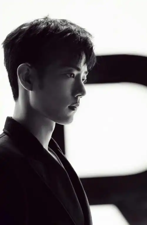 肖战黑色深v西装又禁欲又撩人满屏的荷尔蒙真的太让人陶醉了