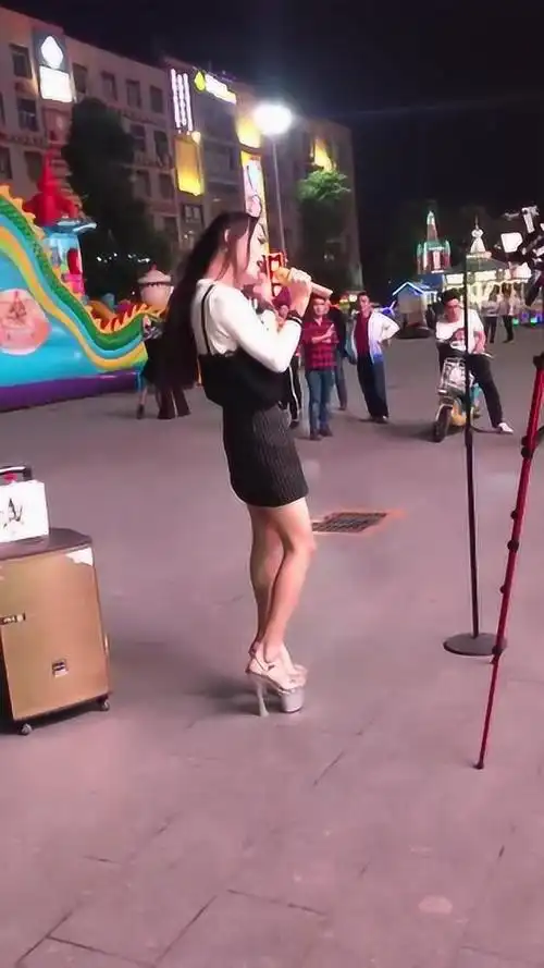 女装大佬穿18cm高跟鞋表演,那双大长腿成功吸引了我的注意