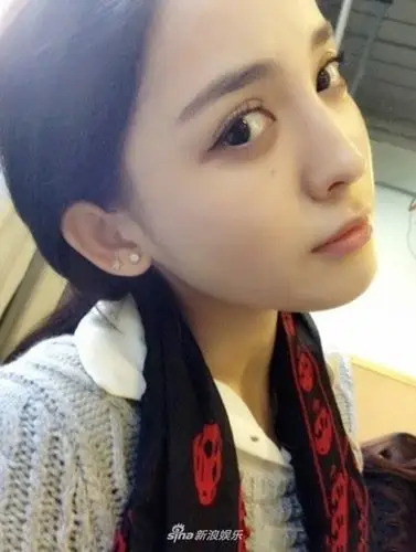 校园时期古力娜扎在教室自拍 尽显小仙女气质(5)