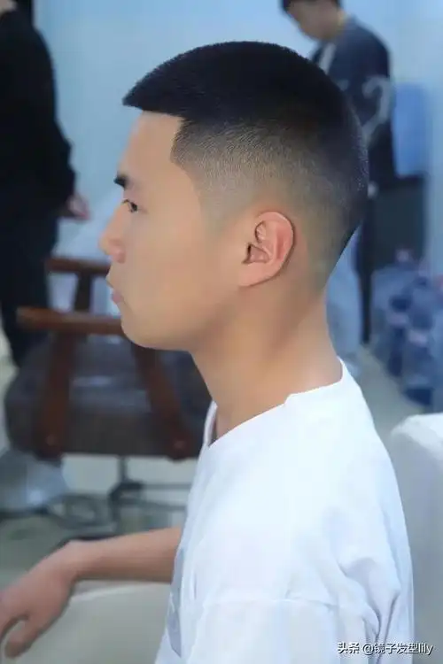 男孩头发粗硬想要剪个帅气的发型,理发师最后终于满足了他!