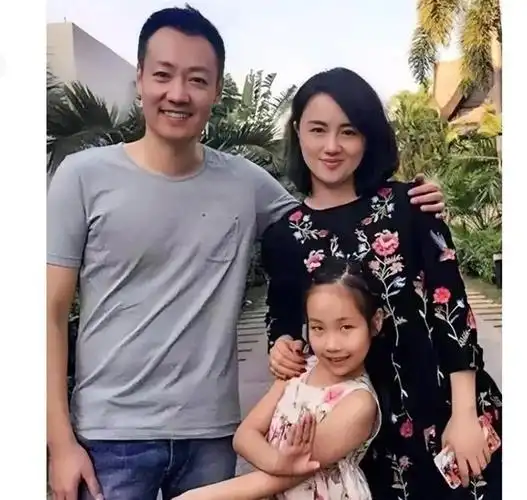 他与妻子朱媛媛,还有王千源,李乃文,刘敏涛都是同班同学