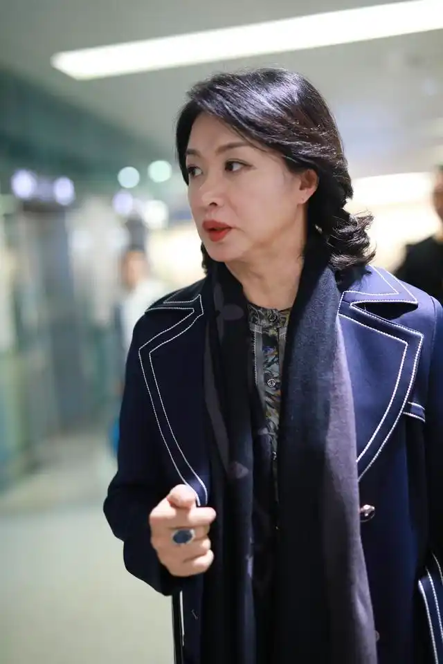 金星近照皮肤松弛,网友:喉结凸出男性化十足