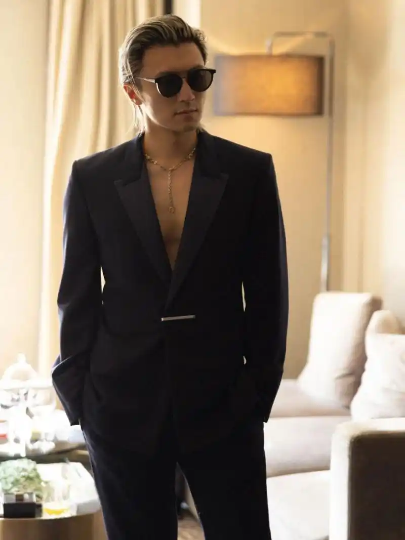 真空西装不是人人可以驾驭的! 谢霆锋帅炸了.